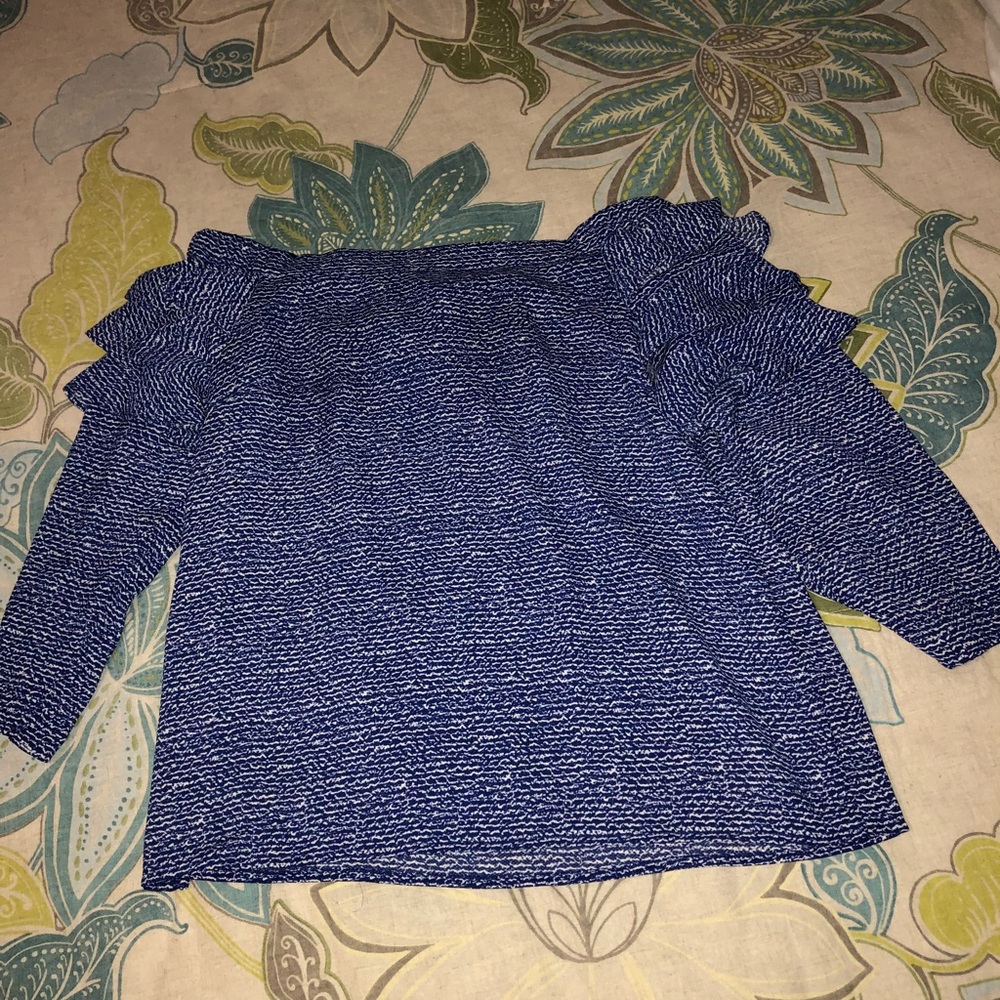 Off the shoulder long mid sleeve shirt